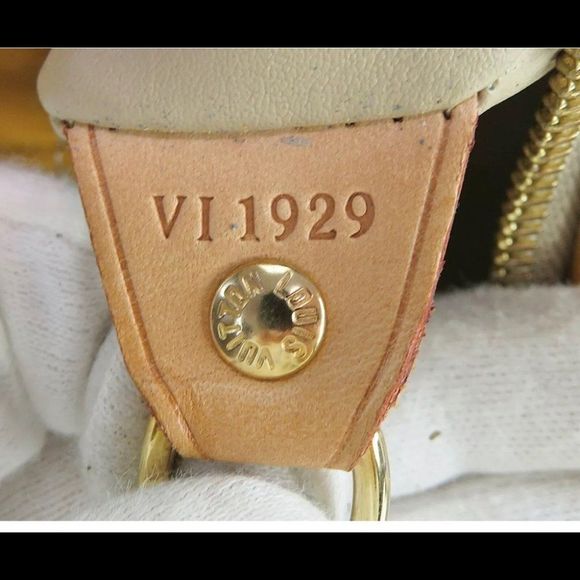 Authentic LOUIS VUITTON Bedford Beige Vernis Leather Hand B… - Picture 4 of 17